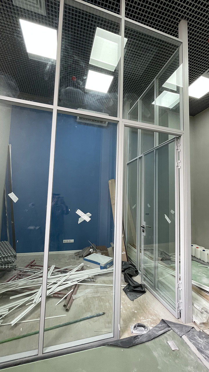 Установка каркасных стеклянных перегородок в строящемся помещении